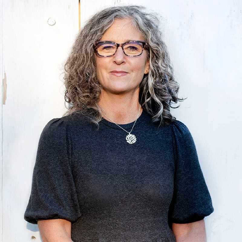 Carrie E. Levine író, szerző
